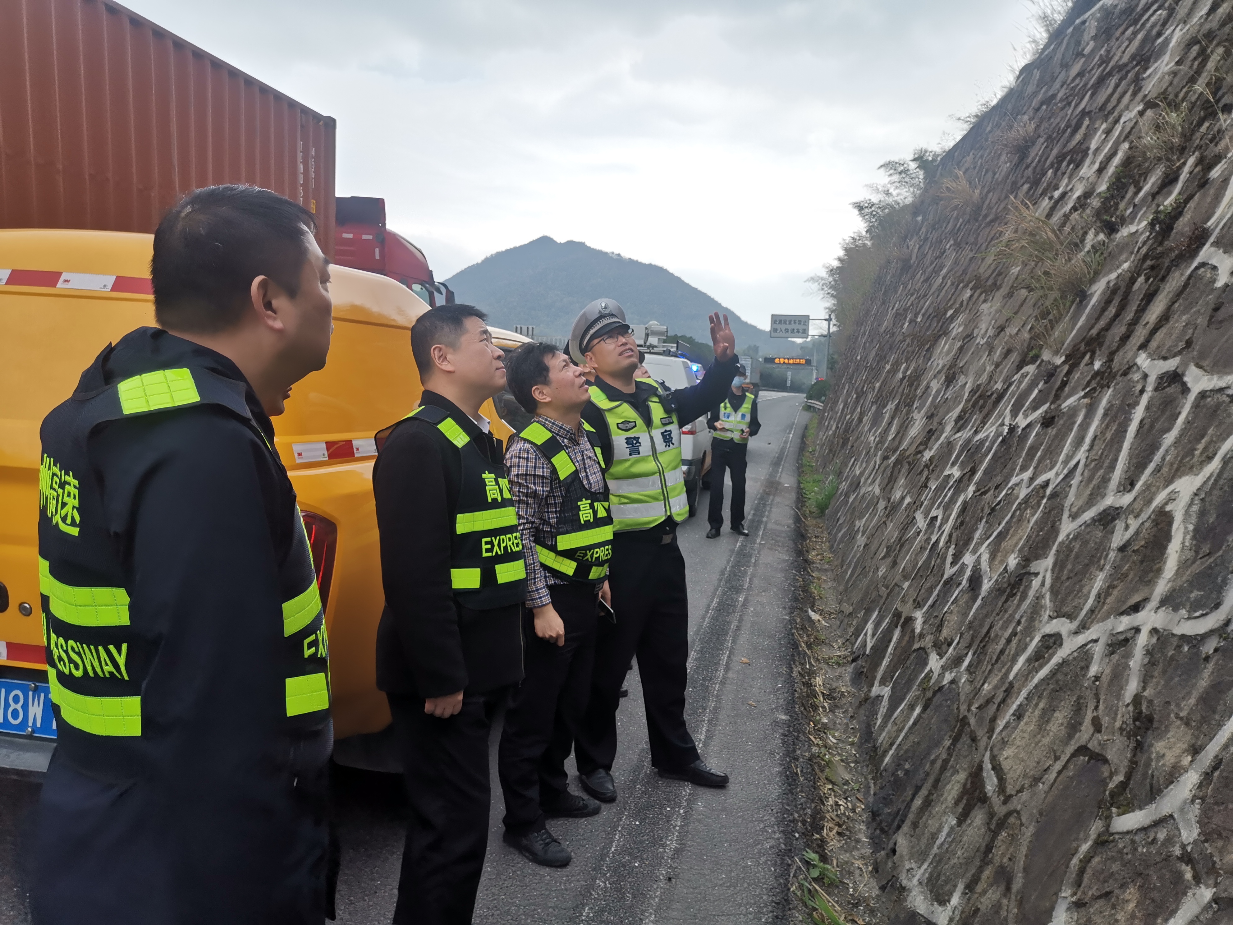 1617757804278484.jpg 圖為對高邊坡進(jìn)行檢查楊金梁攝.jpg