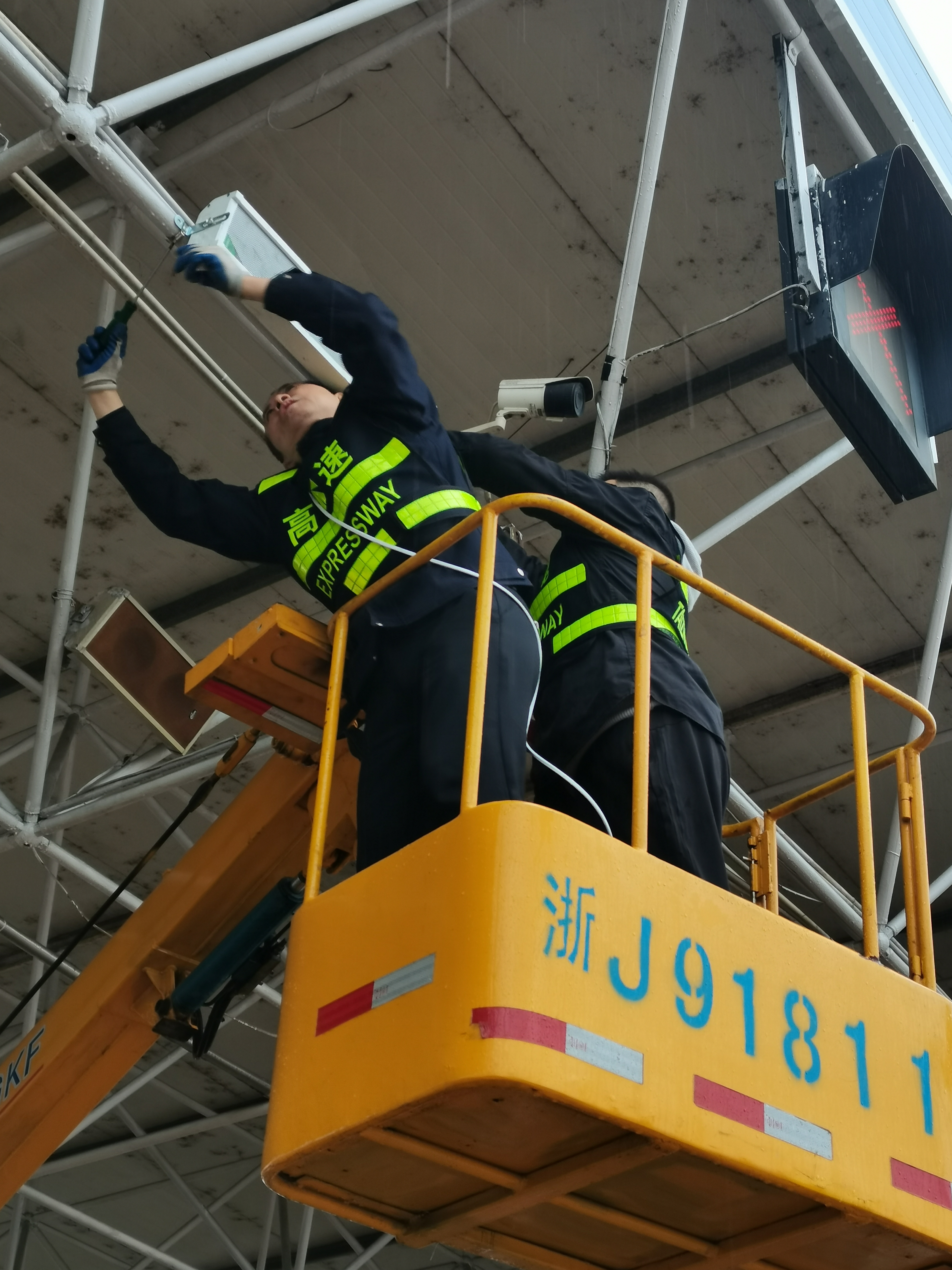 1648106879558709.jpg 圖為維養(yǎng)中心人員在安裝提醒音箱.jpg