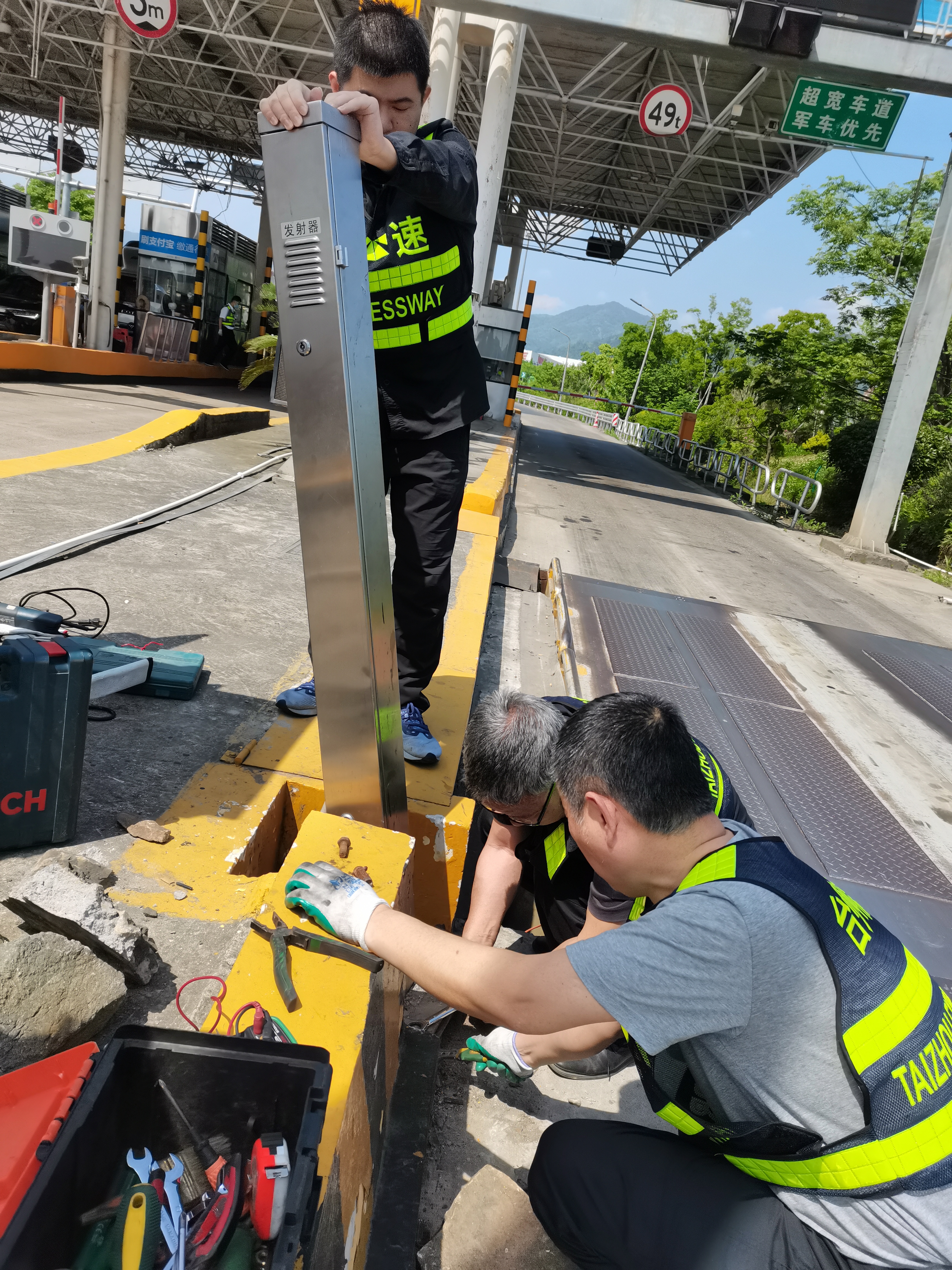 1656469046857510.jpg 對(duì)稱臺(tái)光幕進(jìn)行維護(hù).jpg