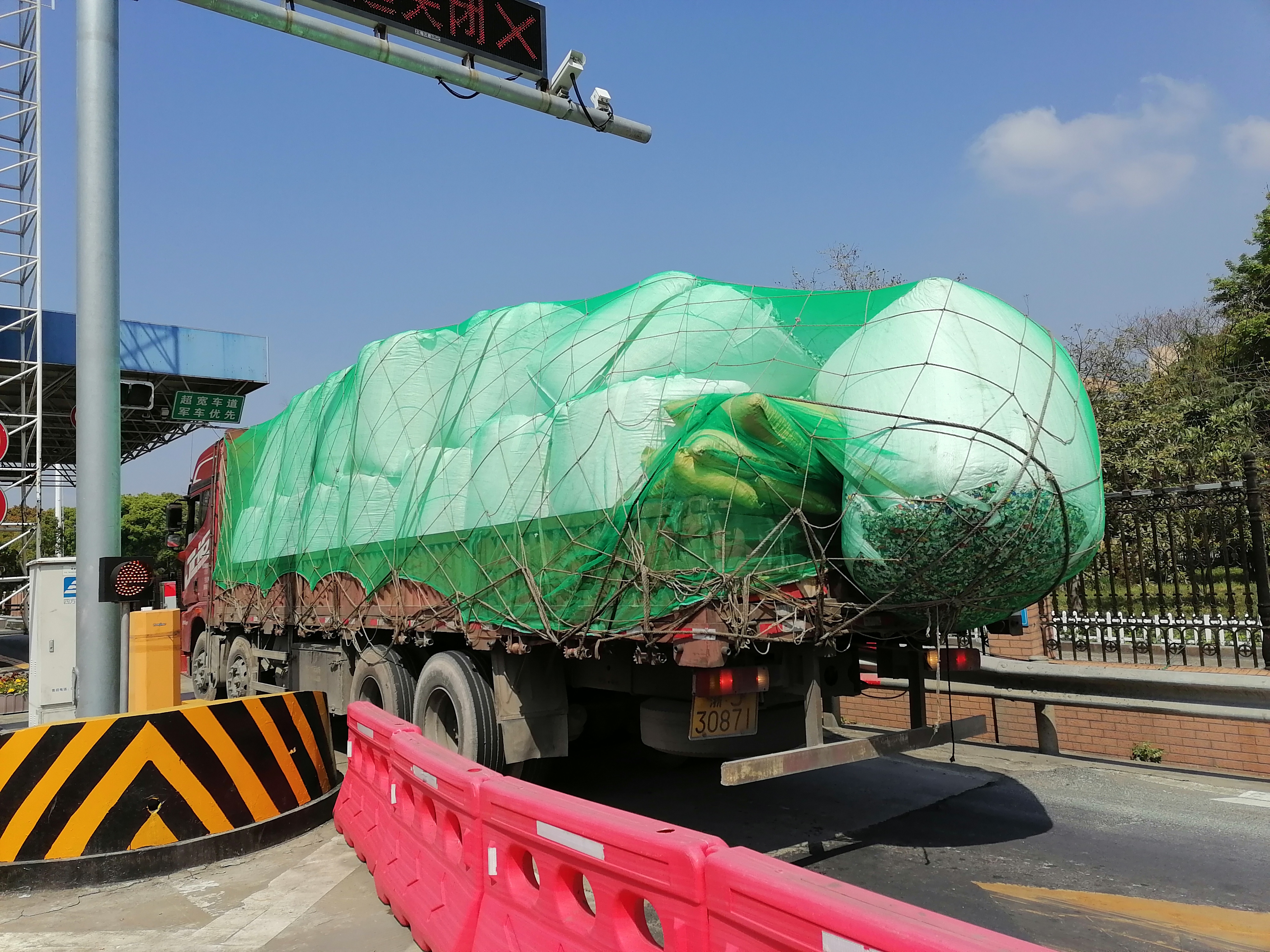 1680805518994398.jpg 20230402 圖為超限違規(guī)車輛   張洪亮攝(2).jpg