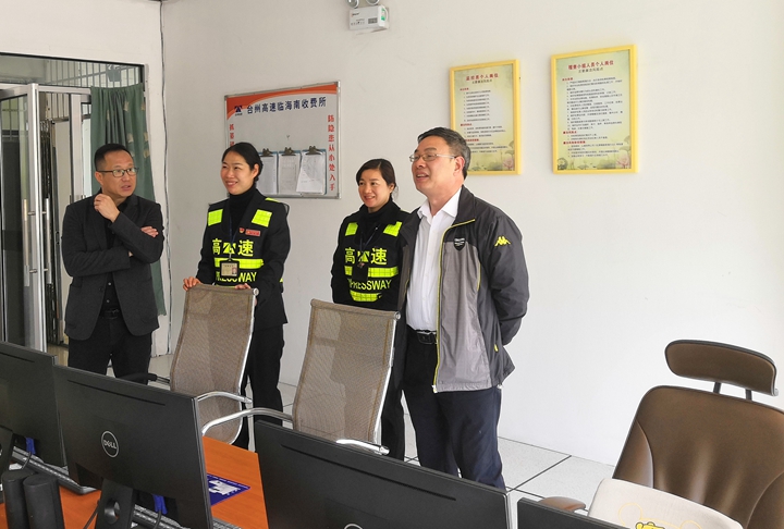 3  陳文波在臨海南監(jiān)控室察看收費員工作情況_副本_副本.jpg
