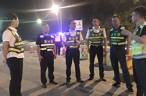 圖為集團副總經(jīng)理章海峰帶隊檢查分流準備情況   陳瑩攝99.jpg